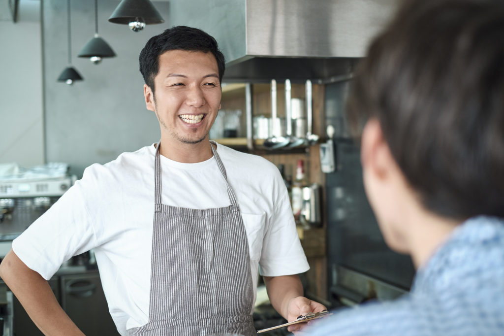 カフェ店員に話しかけるバイト