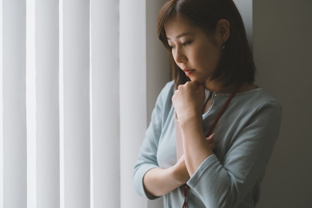 悩んでいる女性のイメージ