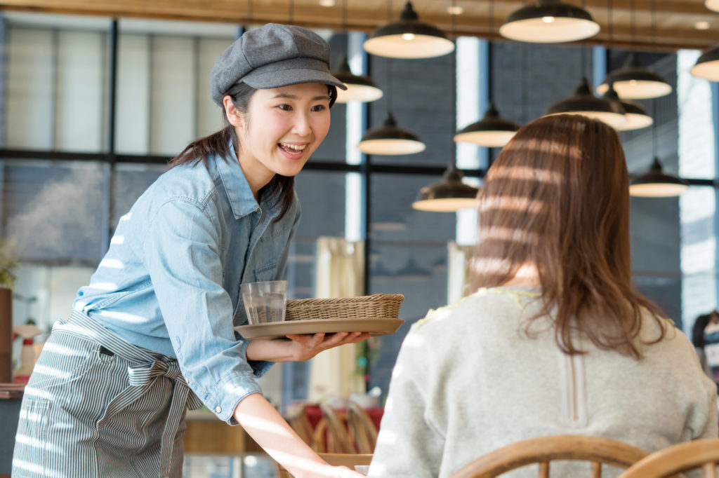 接客をする店員のイメージ