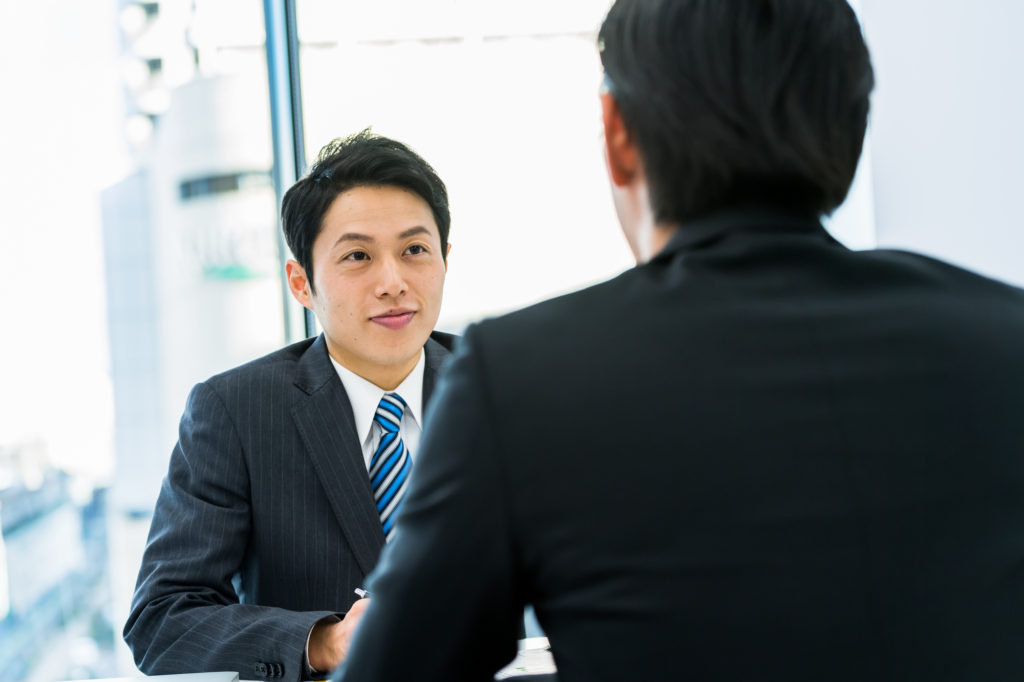 男性社員の面談イメージ