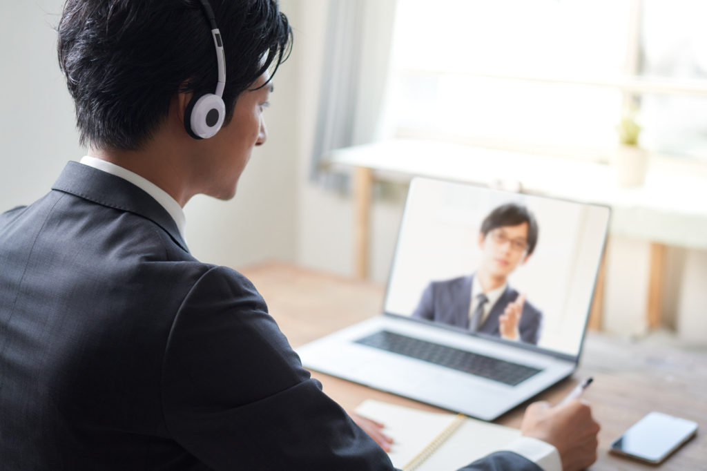 ビデオ通話をしている男性のイメージ