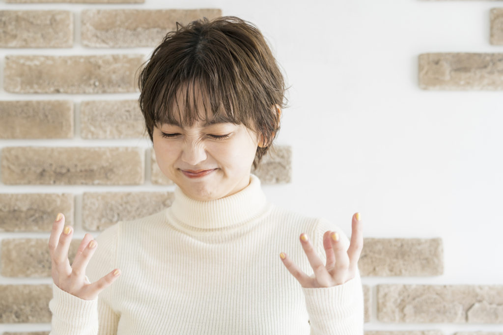 モヤモヤしている女性の様子