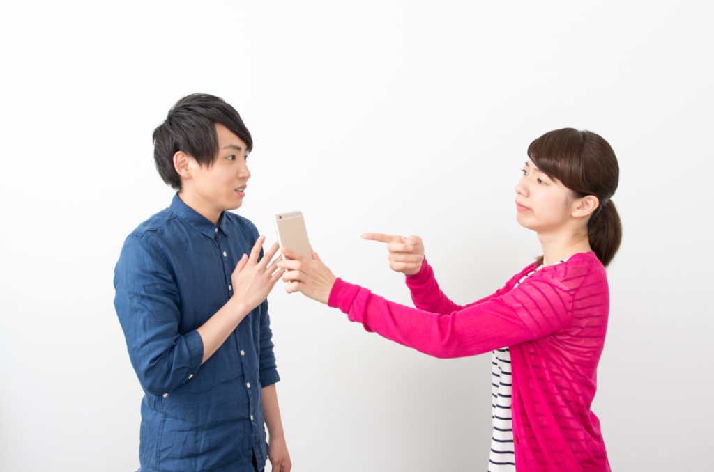 スマホをもって問い詰める女性