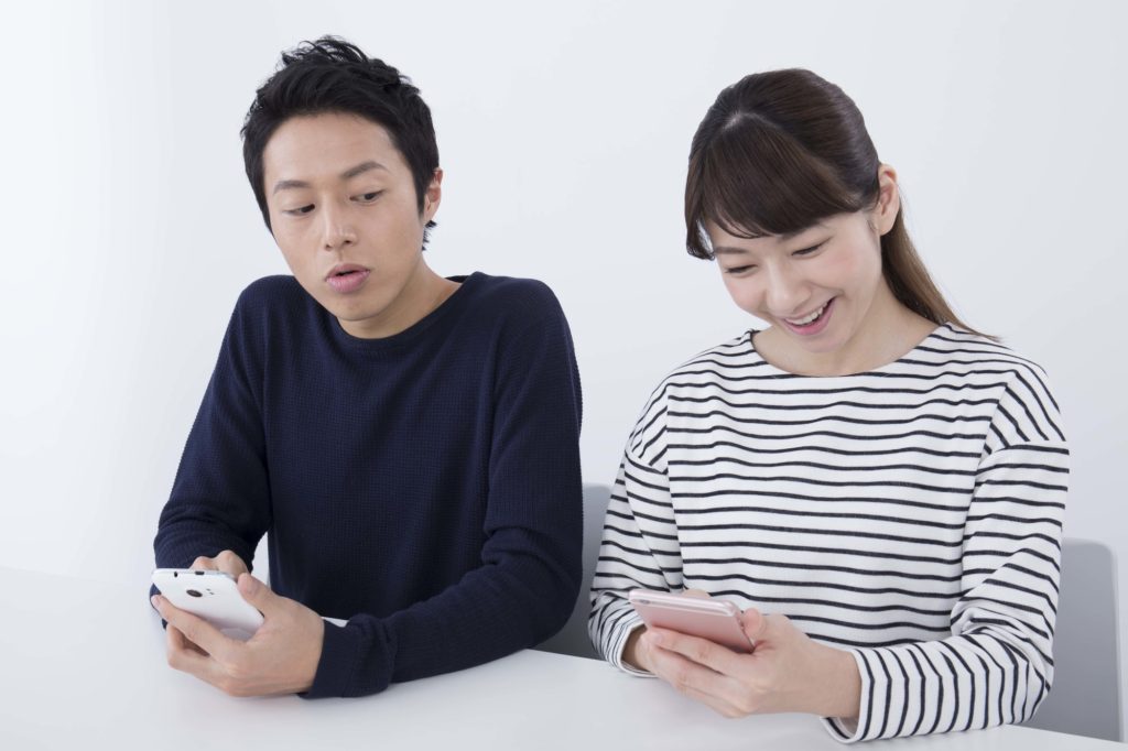 彼女のスマホを覗こうとしているイメージ