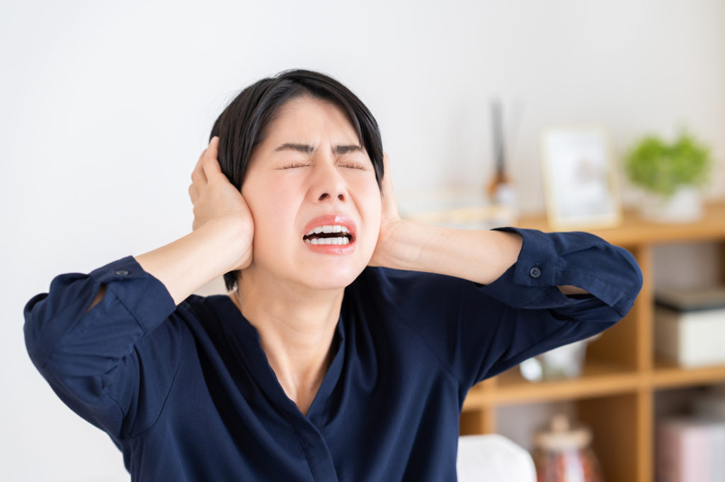 騒音に悩む女性