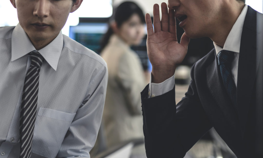 内緒話をする男性