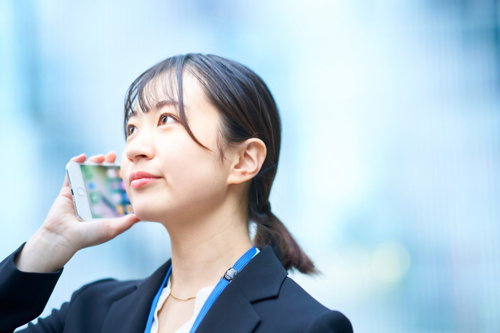 電話する女性