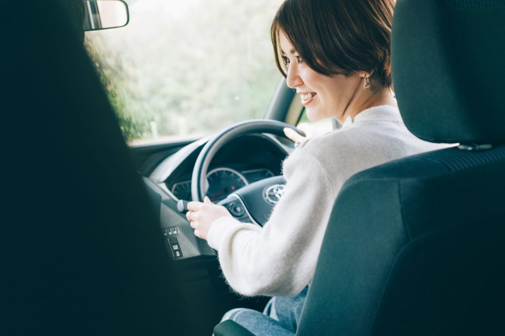 運転する女性