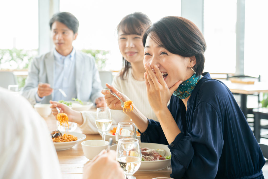 世間話をする女性