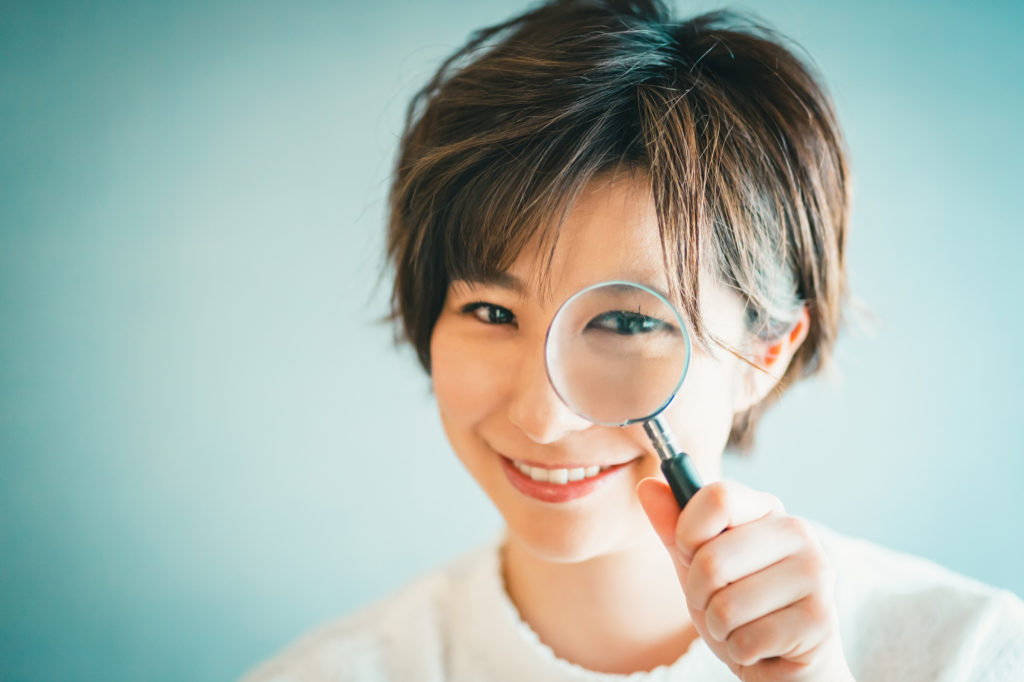 虫眼鏡を除く女性
