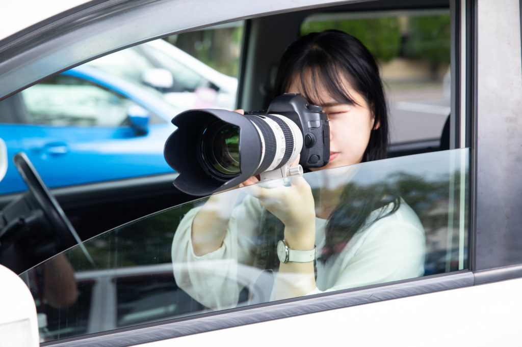 車内から撮影する女性